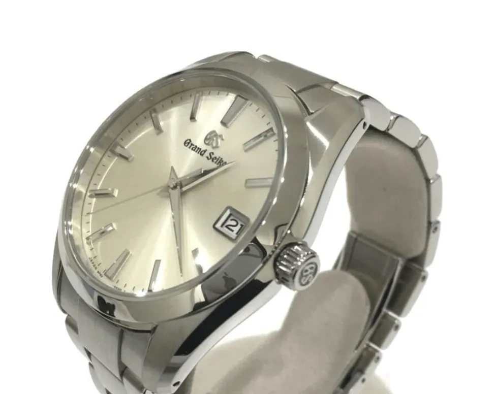 Grand Seiko SBGV221 – 9F82 Quartz – 40 mm Steel – Date – Silver/Champagne Dial